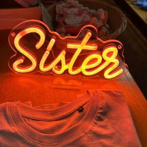 “Insegne Neon” luminose SISTER/BITCH